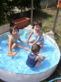 (1)プール手前の壁の外側はなるべく入れない
