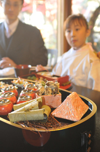 作例4 料理の後ボケに子供を入れる