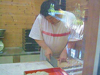 蕎麦を切る人