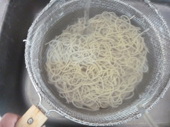 締める