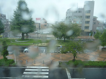 電車も雨漏り