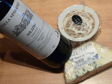 イタリア・トスカーナ産SOLATIO CHIANTI RISERVA 2007とHEDIARDのパテ・ド・カンパーニュとブルーチーズ