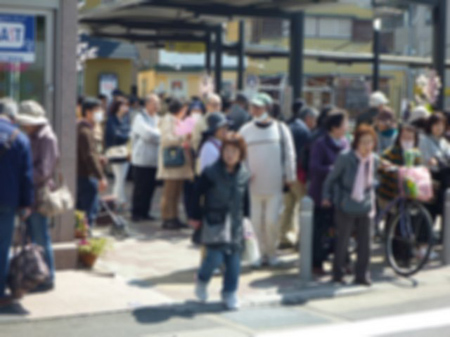 駅広場は喧騒