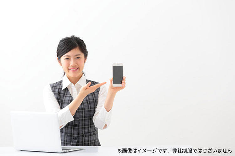 iPhoneを手に持った制服の女性