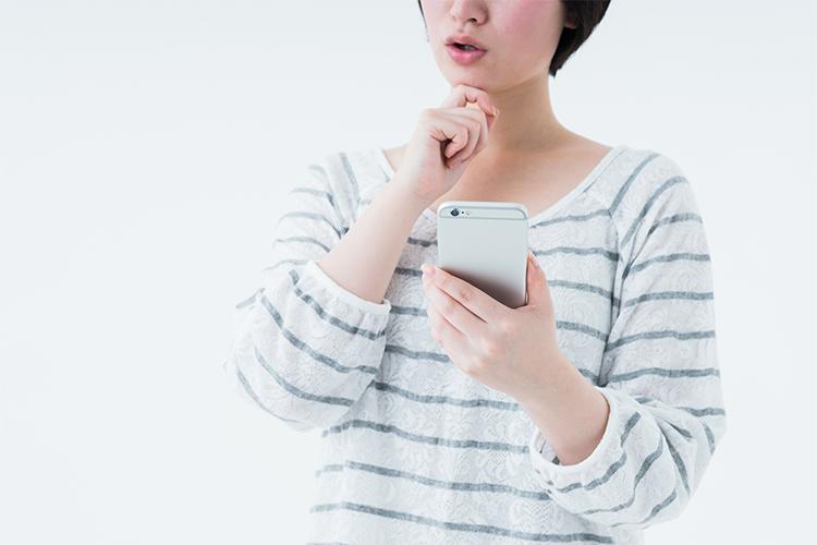 フィッシング詐欺に困る顔の女性"