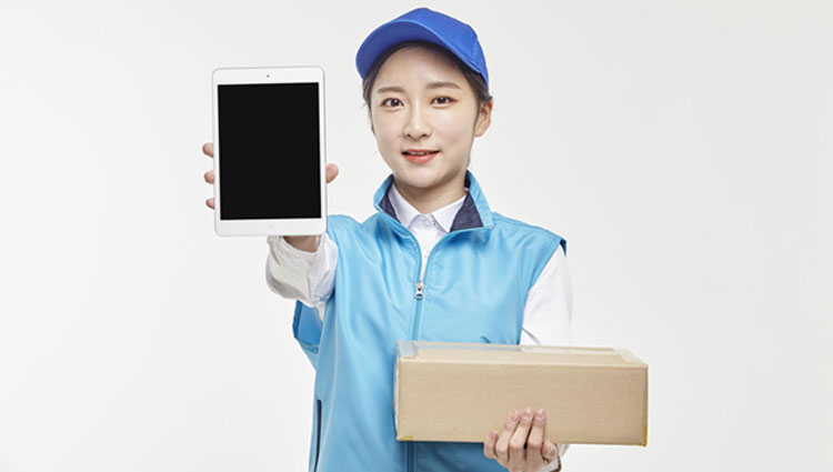iPadをを手にもっている配達員風の女性