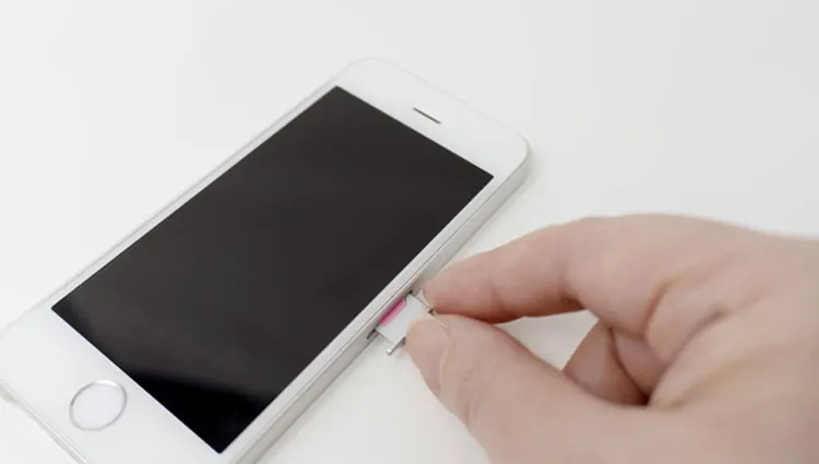 iPhoneとSIMカードスロット