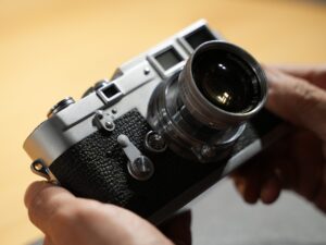 新宿 北村写真機店のカウンターで、お薦めライカを味わい尽くす｜Vol.002 ライカM3初期型“段付き” 沈胴ズミクロン5cm f2