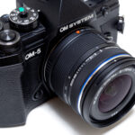 手のひらに収まるコンパクトさと高画質を両立する軽量な広角ズームレンズ｜OM SYSTEM M.ZUIKO DIGITAL ED 9-18mm F4.0-5.6 II