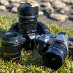 『OM SYSTEM M.ZUIKO DIGITAL PROレンズセレクトガイド 現行ラインナップ全レンズの特徴と使い所を解説』第二回 広角焦点距離域レンズ編