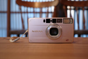 感じたままを、感じたままに写すフィルムコンパクトカメラ｜富士フイルム NATURA S