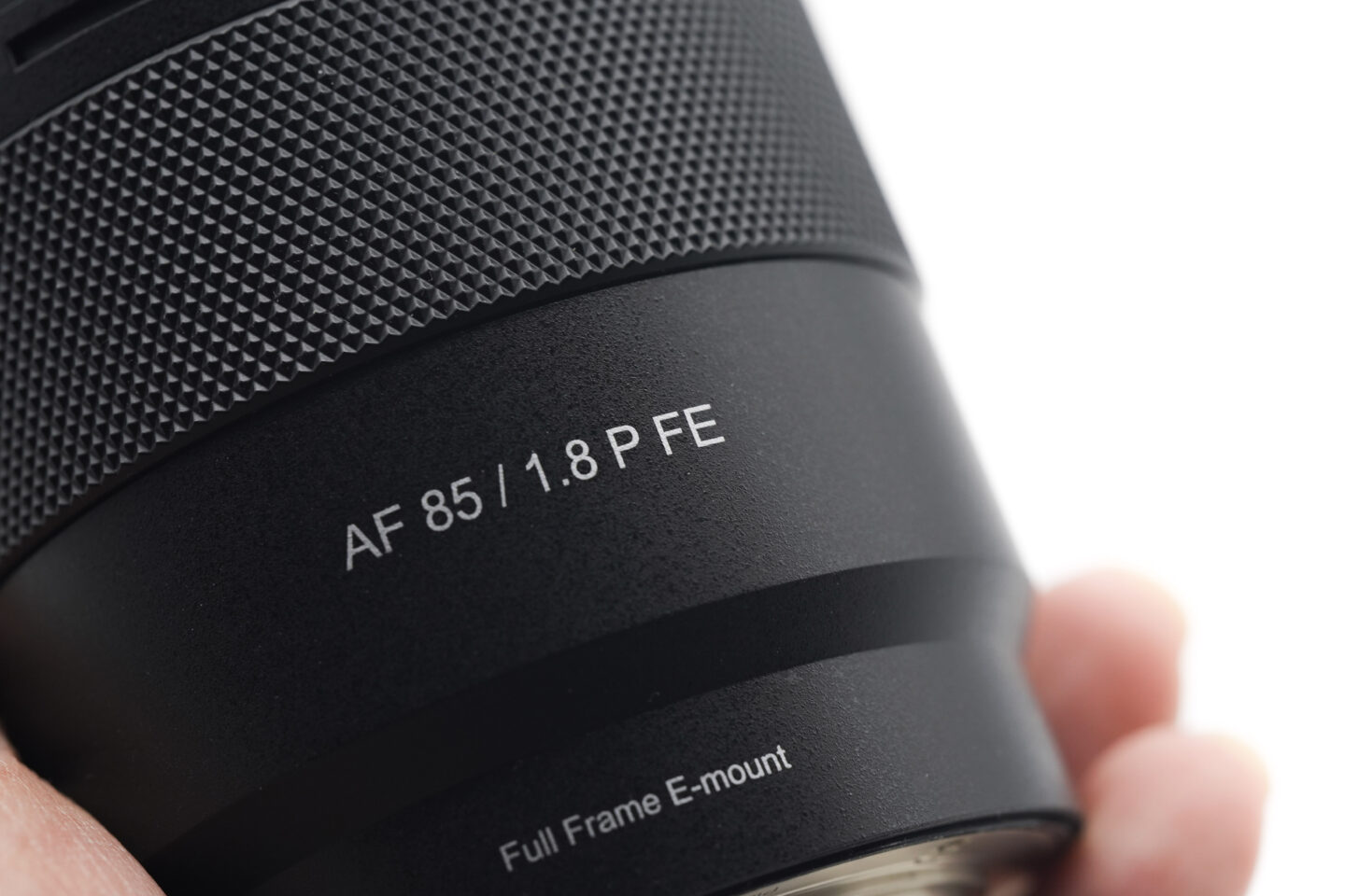 Primaシリーズ第2弾 シャープな描写と心地よいボケが魅力のサムヤン「AF 85mm F1.8 P FE」