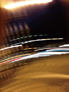 大きく左右に振った写真
